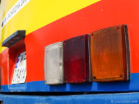 Charakterystyczne kwadratowe tylne światła