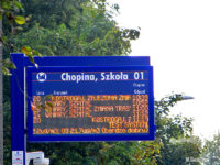 Tablica DIP na przystanku Chopina, szkoła 01