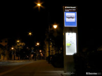 Podświetlony słupek informacyjny przy placu Obrońców Warszawy