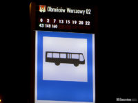 Podświetlony słupek informacyjny przy placu Obrońców Warszawy