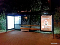 Podświetlona wiata na przystanku Chopina, szkoła 01