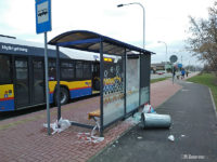 Uszkodzona wiata na przystanku Botaniczna