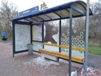 Uszkodzona wiata na przystanku Botaniczna
