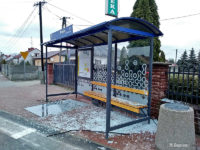 Uszkodzona wiata na przystanku Młyńska