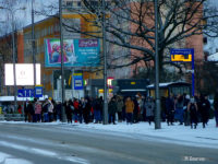 Tłumy pasażerów na przystanku Jachowica (teatr)