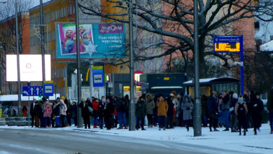 Tłumy pasażerów na przystanku Jachowica (teatr)