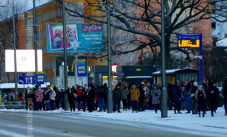 Tłumy pasażerów na przystanku Jachowica (teatr)