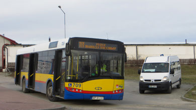 Autobus linii 111 i bus komunikacji gminnej na pętli w Starych Proboszczewicach