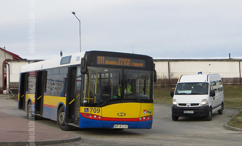Autobus linii 111 i bus komunikacji gminnej na pętli w Starych Proboszczewicach