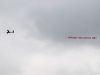 Samolot z transparentem zapraszającym na piknik