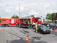 Pokaz strażaków (rozcinanie pojazdu)