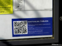 Kod QR umiesczony w gablocie przystankowej