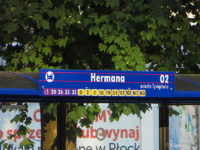 Tablica na wiacie na przystanku Hermana