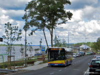 Autobus linii 44 oczekuje przy nabrzeżu wiślanym na rozpoczęcie kursu z przyst. Rybaki, molo