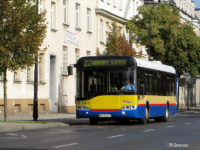 Rzucające się w oczy różne odcienie koloru żółtego. Bok autobusu po odmalowaniu przez KM