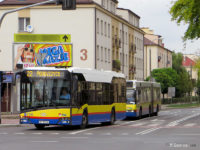 Autobus linii nr 22 skręca z ul. Obrońców Westerplatte w Al. Jachowicza