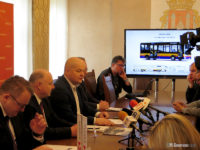 Konferencja prasowa przy podpisaniu umowy na midibusy