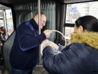 Prezes spółki częstujący pasażerów cukierkami. Foto: KM-Płock