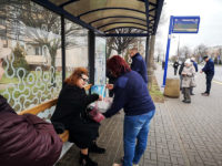 Pracownicy spółki częstujący pasażerów cukierkami. Foto: KM-Płock