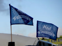 Okolicznościowe flagi na dachu autobusu