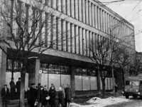 Przystanek na ul. Tumskiej pod dawnymi "Domami SDH"