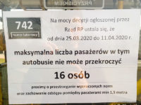 Informacja naklejona na drzwiach dotycząca maksymalnej ilości pasażerów w autobusie
