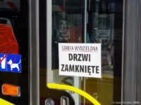 Informacja na przednich drzwiach