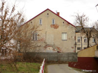 Aktualnie część terenu dawnej zajezdni zajmuje nowe mini osiedle bloków oraz garaże