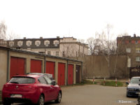 W tle budynek prokuratury widziany z placu dawnej zajezdni