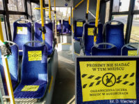 Oznaczone miejsca wyłączone z użytkowania w autobusie (w rogu powiększenie informacji)