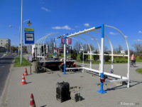 Montaż wiaty w kształcie bramki na przystanku Orlen Arena 01