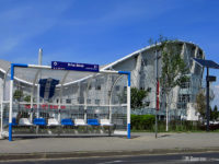 Wiata w kształcie bramki na przystanku Orlen Arena 01