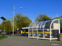 Wiata w kształcie bramki na przystanku Orlen Arena 01