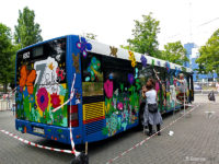 Oklejanie autobusu z okazji Dnia Dziecka