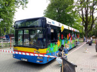 Oklejanie autobusu z okazji Dnia Dziecka