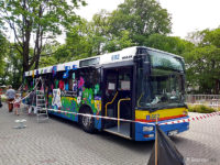 Oklejanie autobusu z okazji Dnia Dziecka