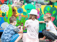 Oklejanie autobusu z okazji Dnia Dziecka (fot. UMP)