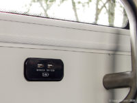 Przy każdej parze foteli znajdują się dwa gniazda USB