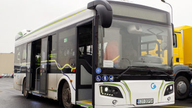 Prezentacja elektrobusa Rafako na terenie zajezdni KM