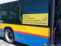 Po kilku dniach na bokach pojawiły się duże żółte naklejki