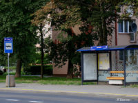 Spójny wygląd tablic na wiacie oraz nad znakiem D-15