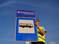 Pracownik KM montujący nową tabliczkę