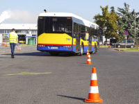Slalom między pachołkami i parkowanie przodem (fot. KM-Płock)