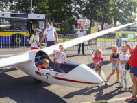 Wszyscy chętni mogli zasiąść za sterami szybowca (fot. KM-Płock)