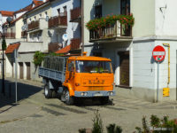 Przygotowania do pikniku. Star transportuje barierki na teren zajezdni