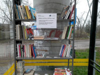 Biblioteczka wewnątrz wiaty na pętli w Święcieńcu