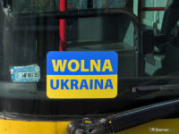 Wszystkie autobusy wożą na przednich szybach naklejki "Wolna Ukraina"