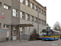 MAN #650 pod urzędem przy al. Piłsudskiego jako punkt wydawania biletów dla uchodźców