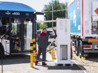 Pracownik rozpoczynający proces tankowania autobusu wodorowego (źródło: lovekrakow.pl)