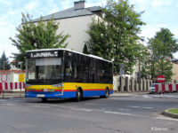 Autobus linii 4 skręca z jednokierunkowej ul. Misjonarskiej w pl. Dąbrowskiego